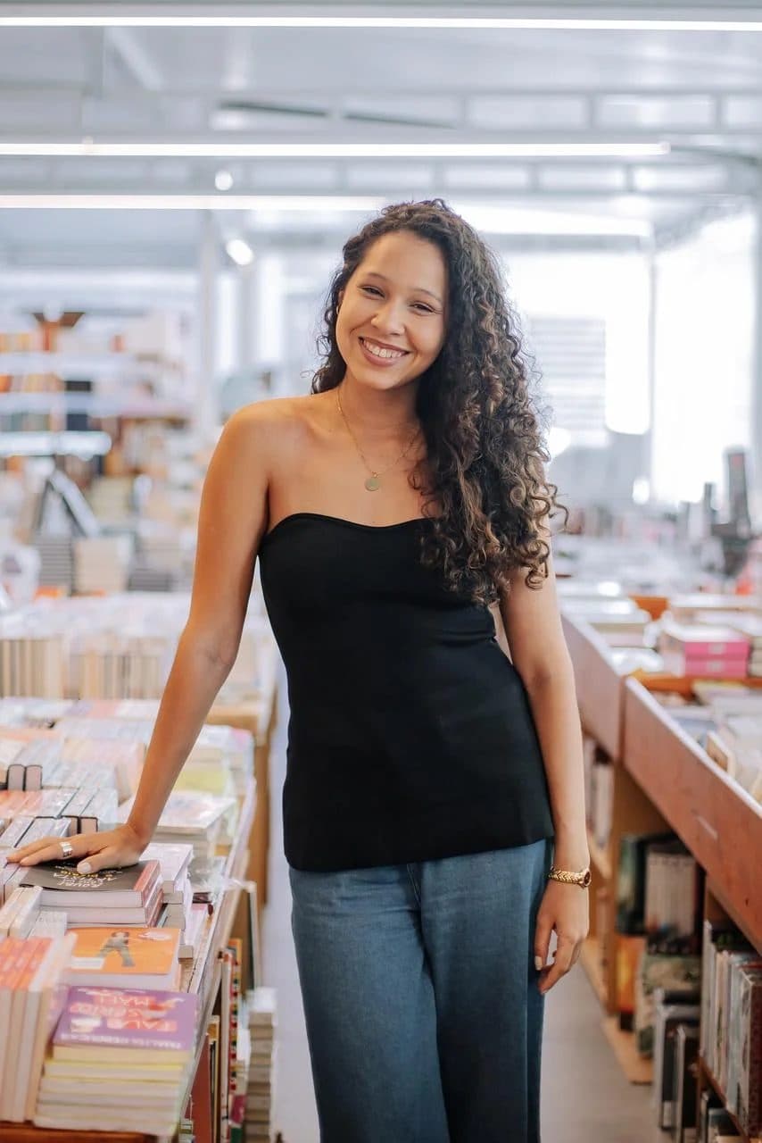 Victoria Maria em uma livraria